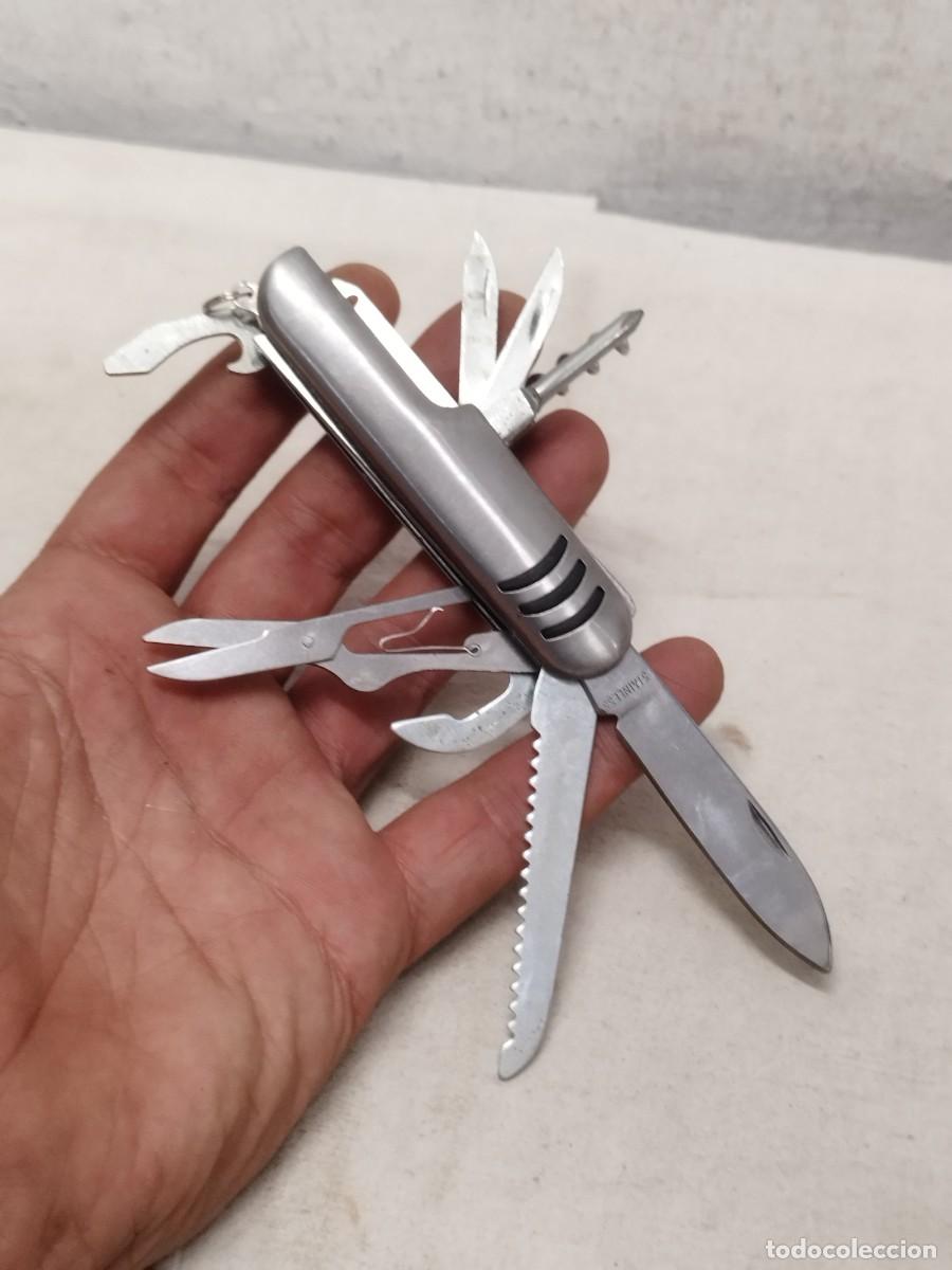 Militaria: Navaja multiusos, tijeras, sacacorchos.