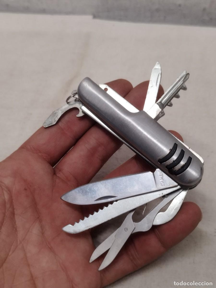 Militaria: Navaja multiusos, tijeras, sacacorchos.