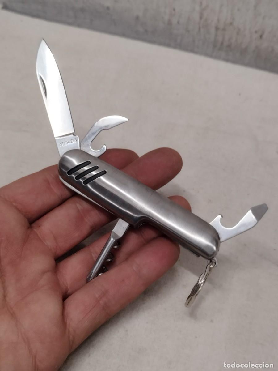 Militaria: Navaja multiusos, tijeras, sacacorchos.