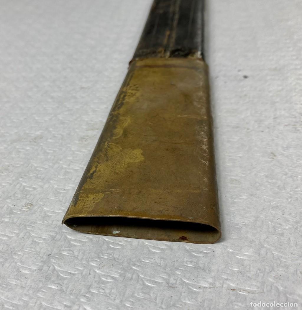 Militaria: VAINA de espada en cuero y lat&oacute;n Siglo XIX Original 81cm