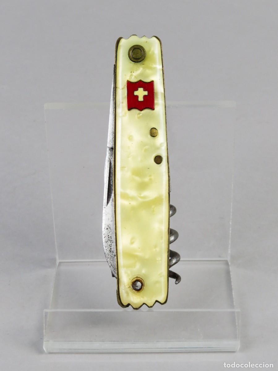 Militaria: Navaja con cruz Suiza cachas en celuloide nacarado mediados siglo XX