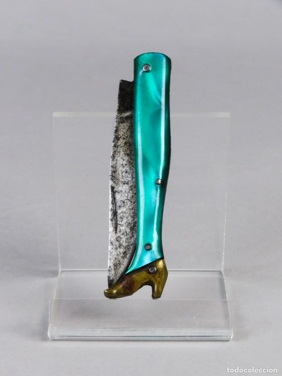 Militaria: Navaja forma de pierna cachas de celuloide anacarado verde bota de lat&oacute;n Albacete a&ntilde;os 20 o 30