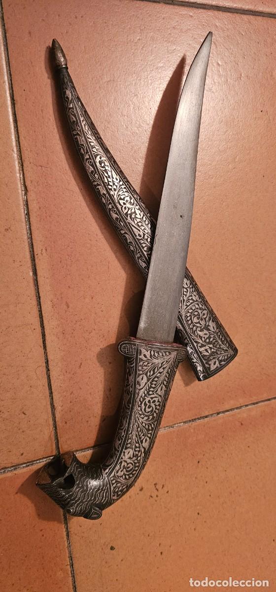 Militaria: Importante daga persa filigrana plata y cabeza fiera
