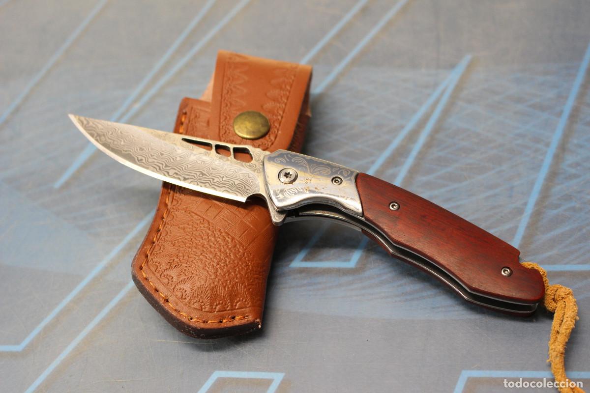 Militaria: Navaja Damasco, cuchillo plegable con funda de cuero.