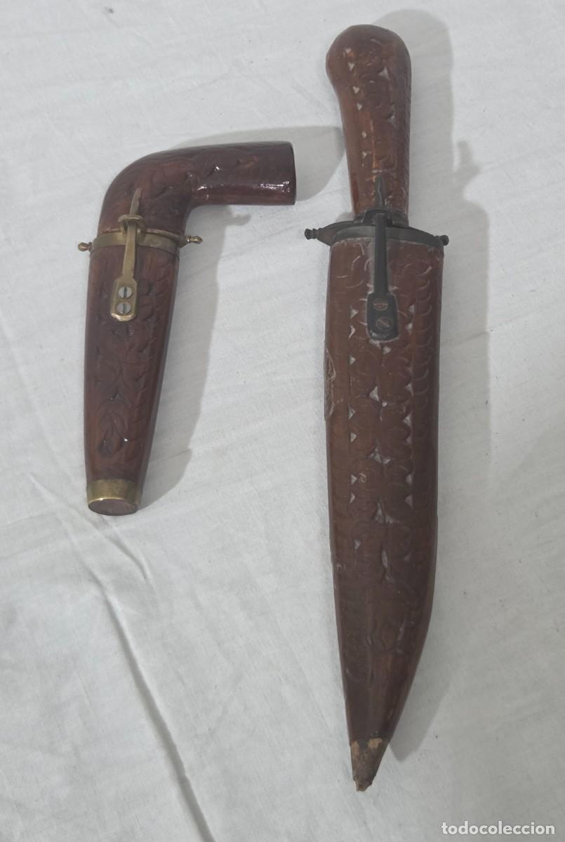 Militaria: Pareja de dagas o cuchillos etnicos orientales en madera, lat&oacute;n y hierro