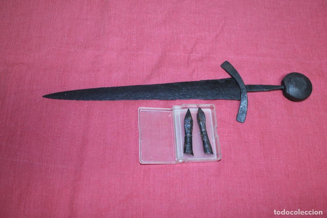 Militaria: una daga medieval muy antigua y dos puntas de la misma &eacute;poca