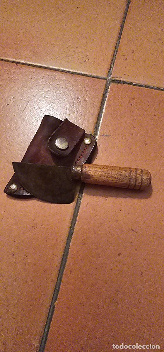 Militaria: Peque&ntilde;o cuchillo capar antiguo