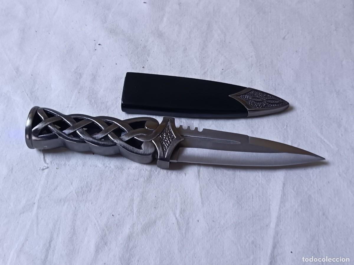 Military Antiques: Cuchillo con dise&ntilde;o de mango trenzado, con funda, a identificar