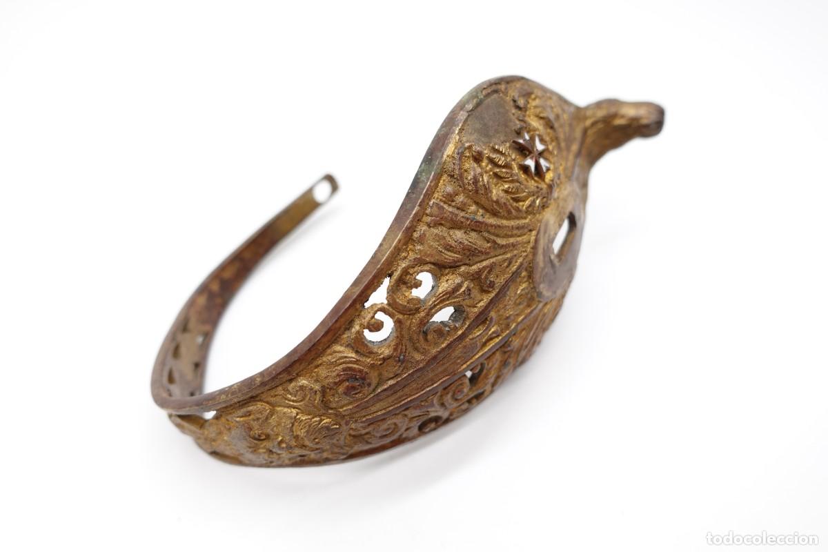 Militaria: ANTIGUO GUARDA MANOS DE ESPADA O SABLE ANTIGUO EN LAT&Oacute;N TRABAJADO CON EMBLEMA DE LA CRUZ DE MALTA