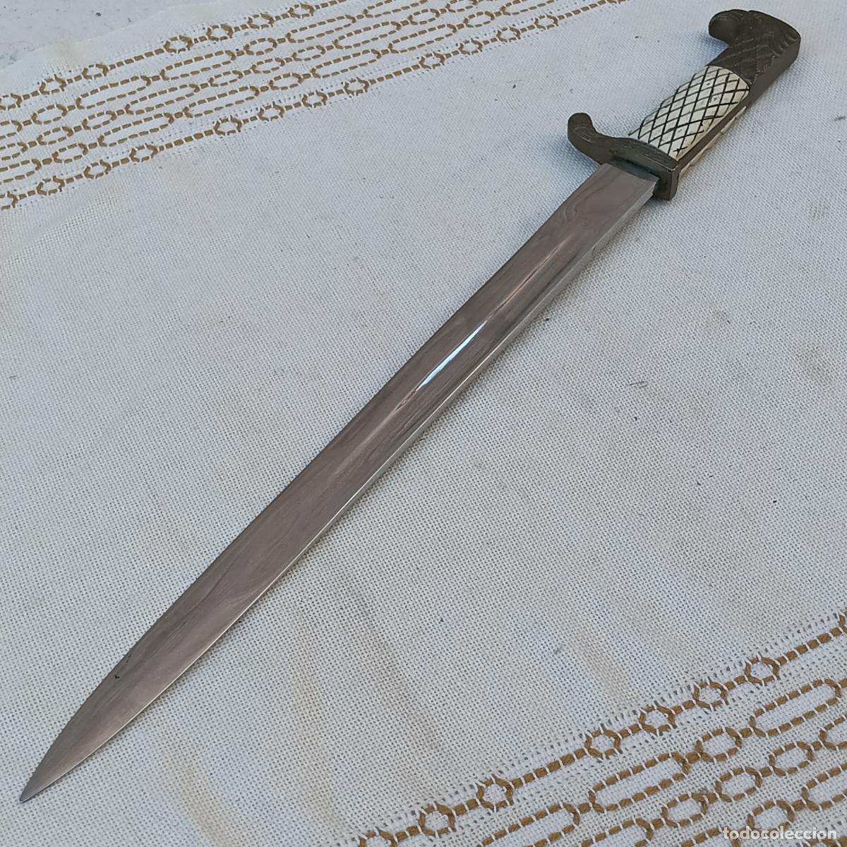 Militaria: ESPADA / ESPADIN ANTIGUO EN ACERO, BRONCE Y HUESO.