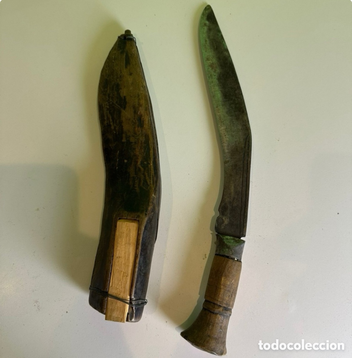 Militaria: Antiguo Kukri Nepal&iacute; del Siglo XIX con Funda Original de Madera - Pieza &Eacute;tnica de Colecci&oacute;n.