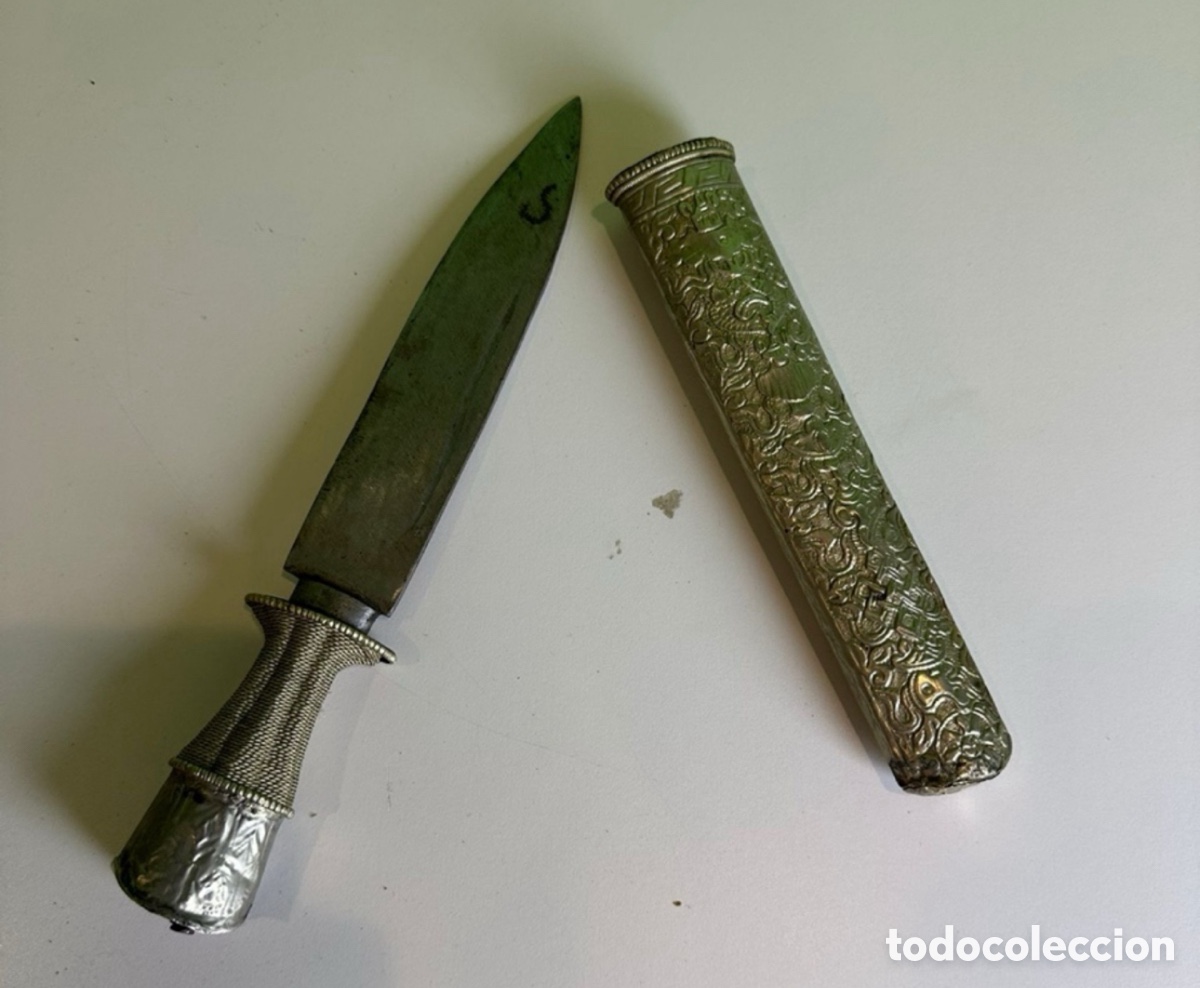 Militaria: Daga Ceremonial Tibetana Original Siglo XIX con Funda Repujada en Metal - Pieza &Eacute;tnica Oriental.