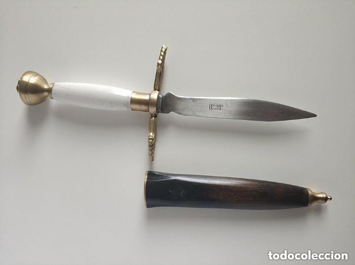 Militaria: Espectacular, Antiguo y bonito pu&ntilde;al o daga de acero fundido JR Cast Steel