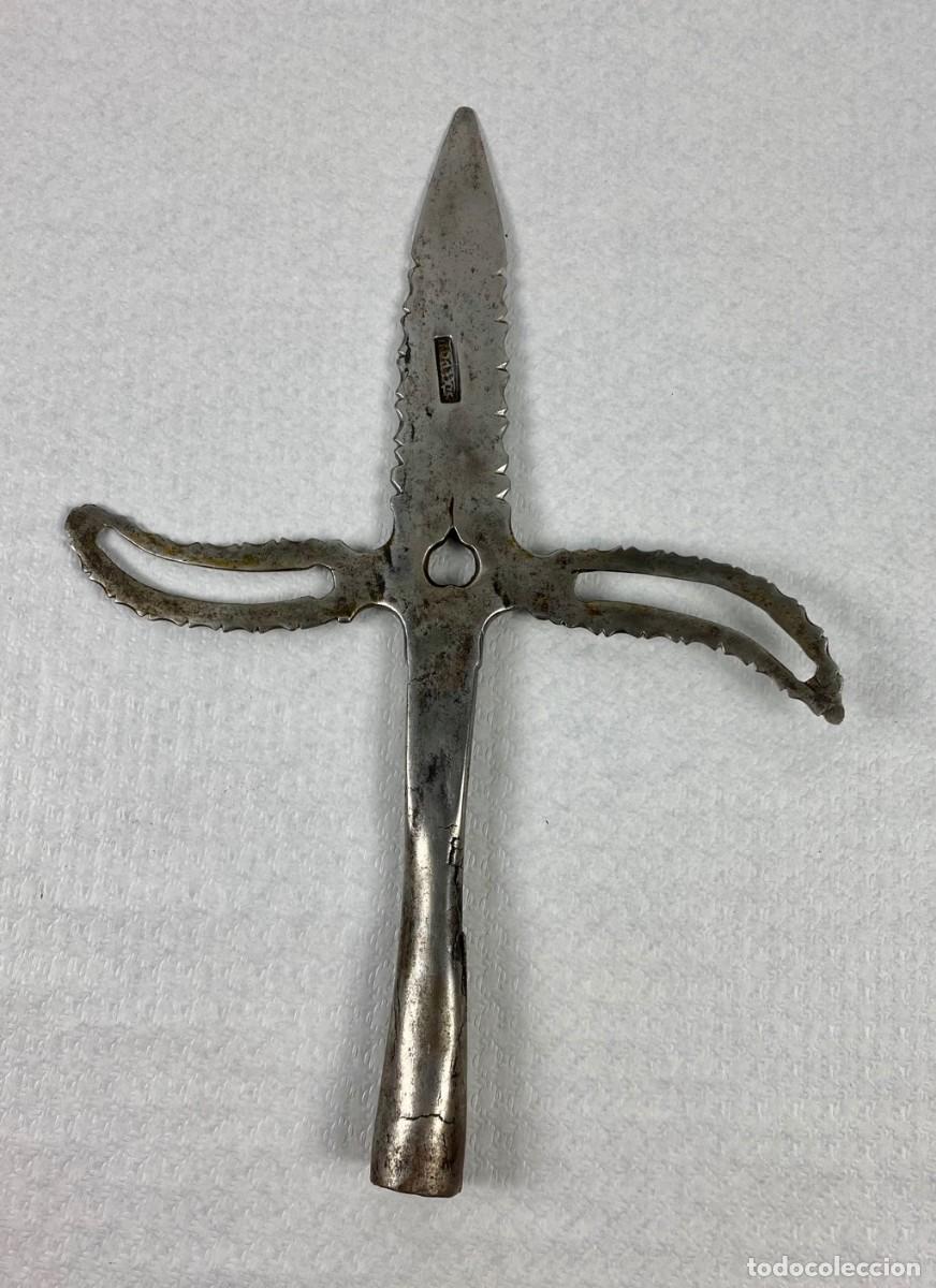 Militaria: Alabarda Renacentista probablemente Brit&aacute;nica Siglo XV con peculiar forma y bordes dentados Original
