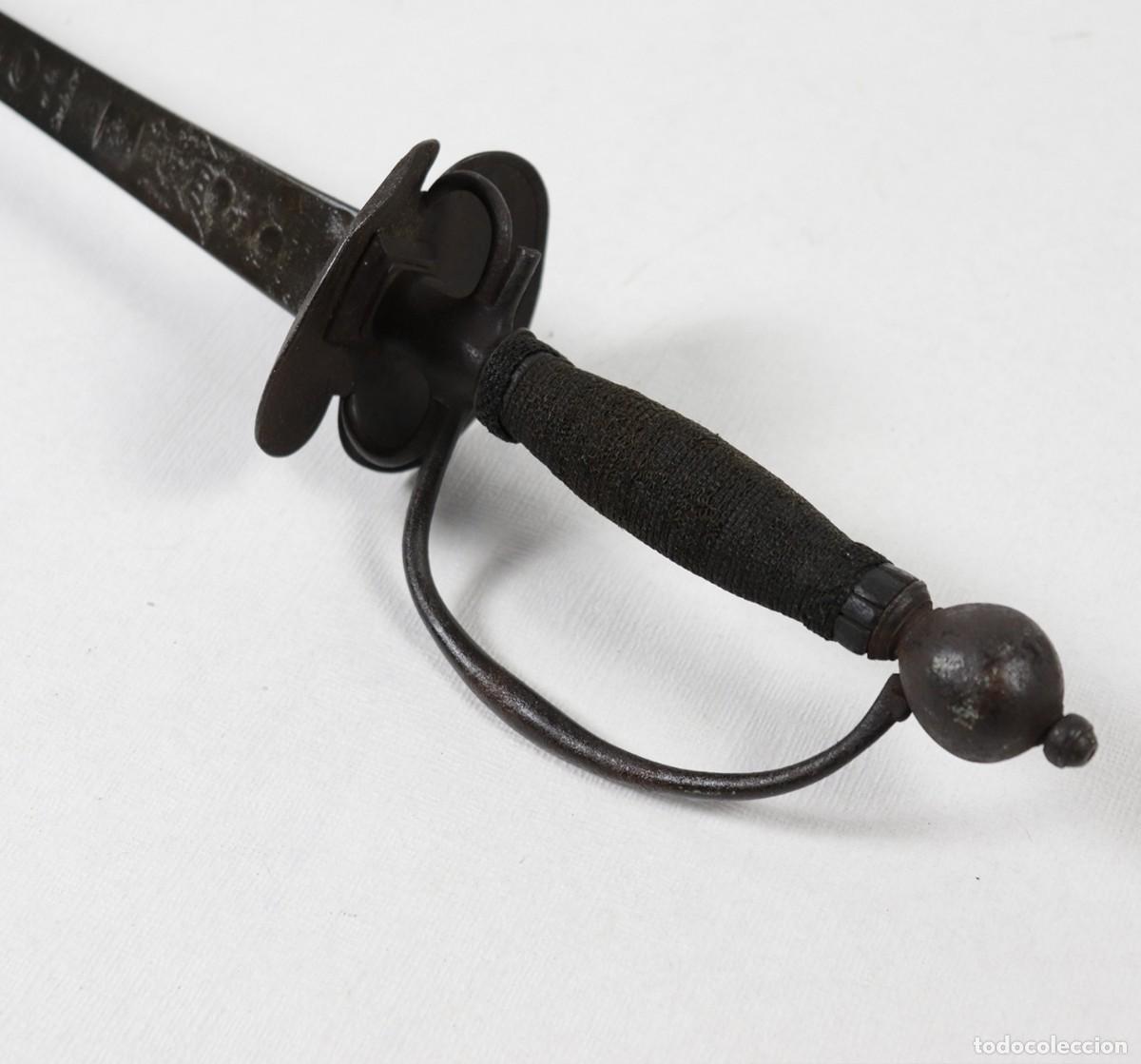 Militaria: Espada de ce&ntilde;ir Francia mediados del Siglo XVIII con guarnici&oacute;n de conchas sim&eacute;tricas y patillas no