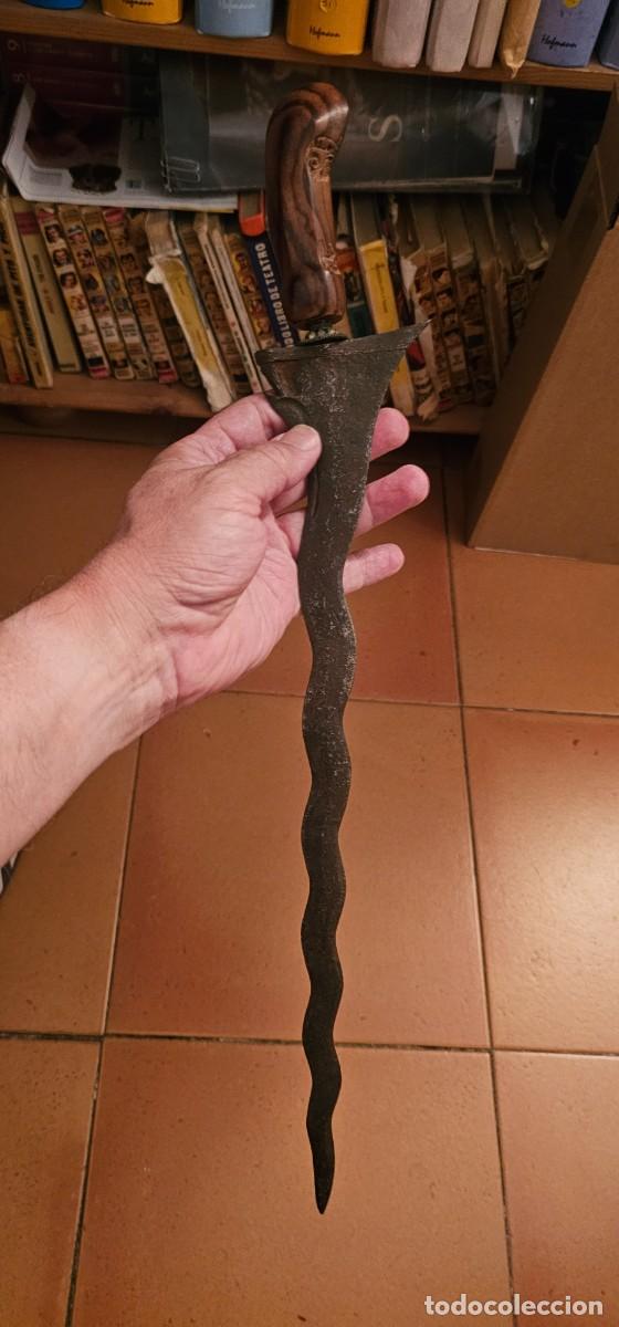 Militaria: Kris indonesio hoja ondulante muy antiguo