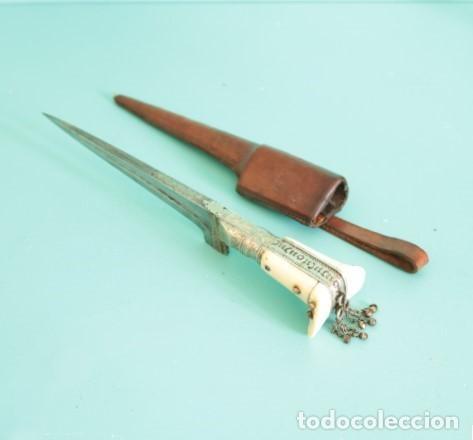 Militaria: Antigua daga Chura afgana c.1900-1925 con funda original de cuero, hueso y lat&oacute;n &ndash; Afganist&aacute;n