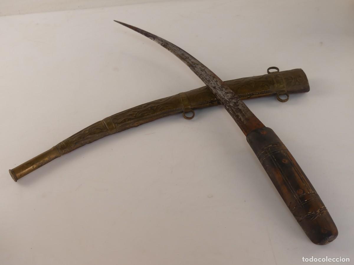 Militaria: CUCHILLO DECORATIVO CON FUNDA MET&Aacute;LICA LABRADA &ndash; &Aacute;RABE