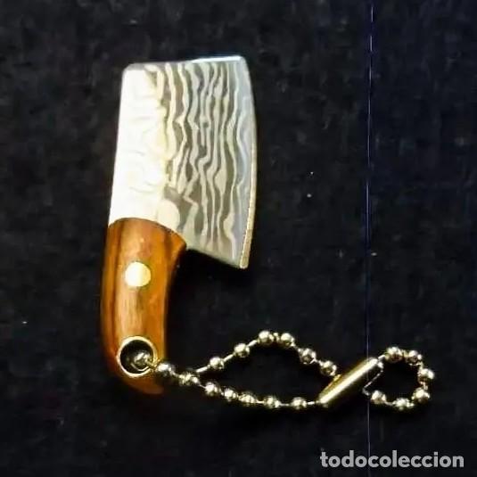 Militaria: MINI MACHETE DE ACERO CON FUNDA DE CUERO Y CADENA. ACERO GRABADO. MED. 5,5 X 2,5 CMS