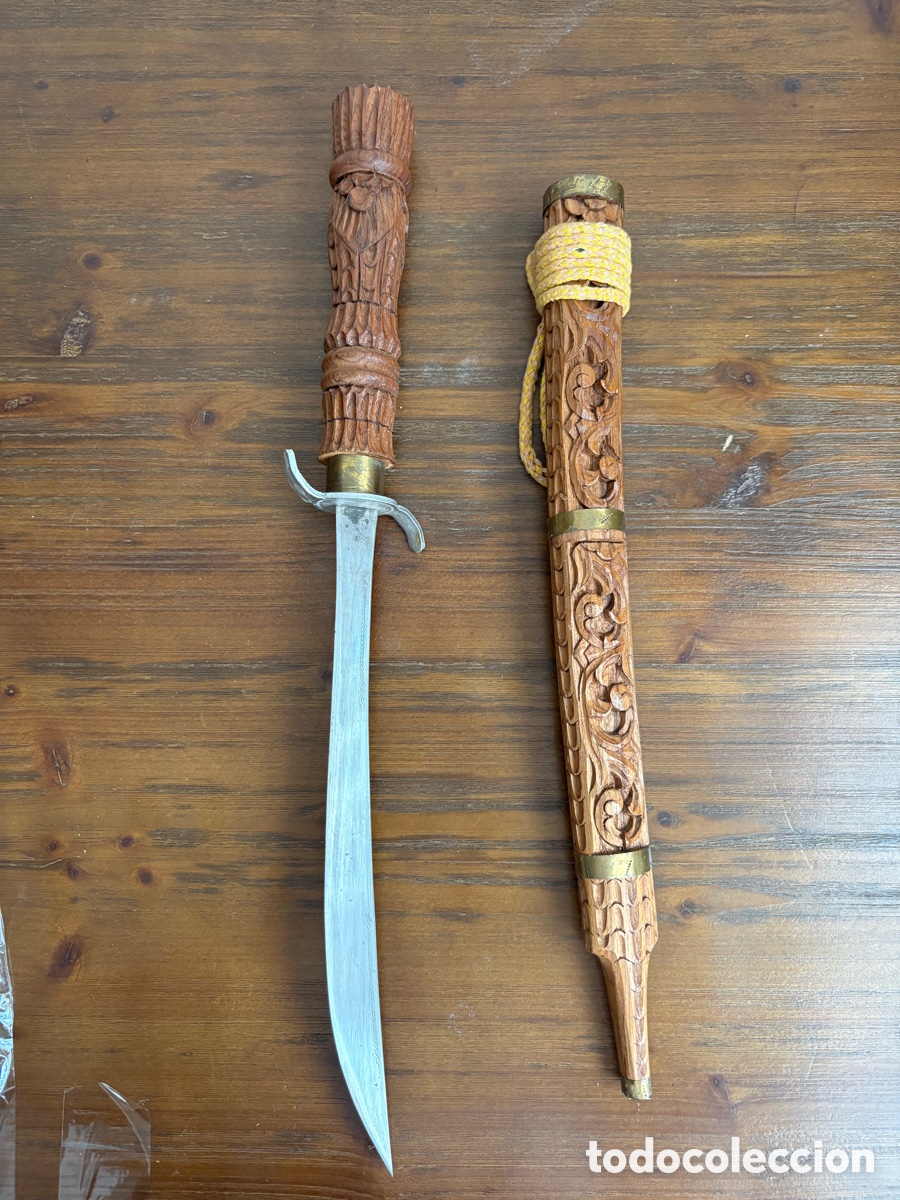 Military Antiques: Cuchillo oriental antiguo con vaina de madera tallada &ndash; Hoja curva &ndash; Artesan&iacute;a asi&aacute;tica