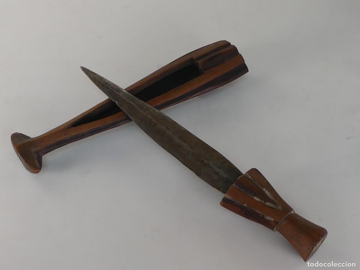 Militaria: INTERESANTE CUCHILLO CON FUNDA DE MADERA OBJETO DE COLECCION