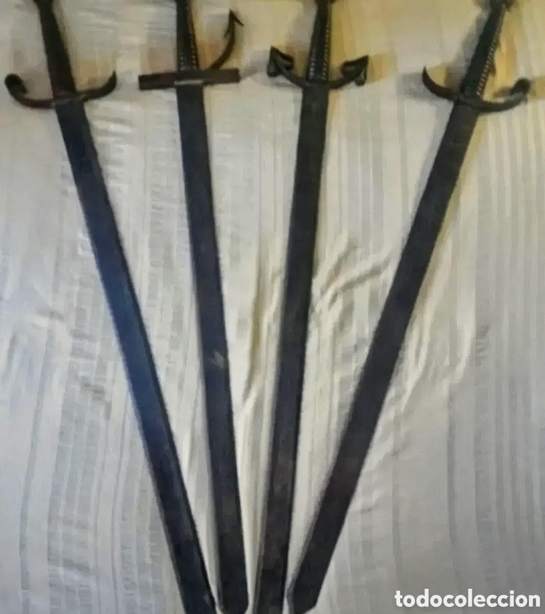 Militaria: Colecci&oacute;n de cuatro espadas/mandobles de hierro