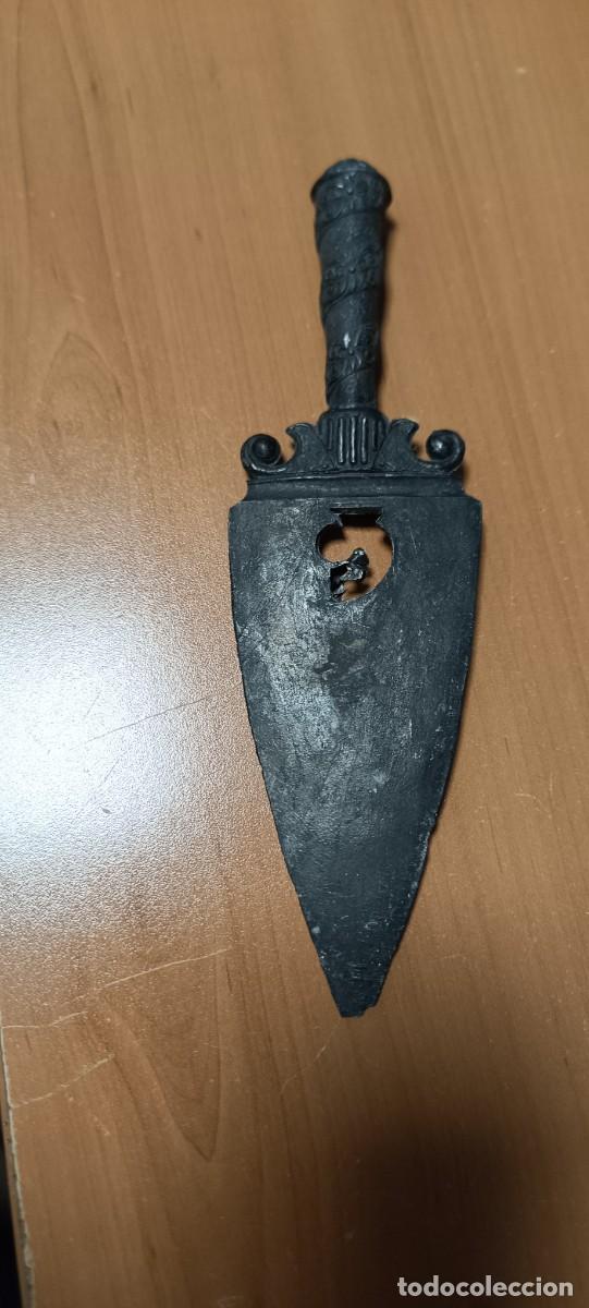 Militaria: ANTIGUA DAGA OESADA, ES METAL, PERO NO SE QUE MATERIAL ES, ESTABA EN UNA MADERA PUESTA EN UNA PARED
