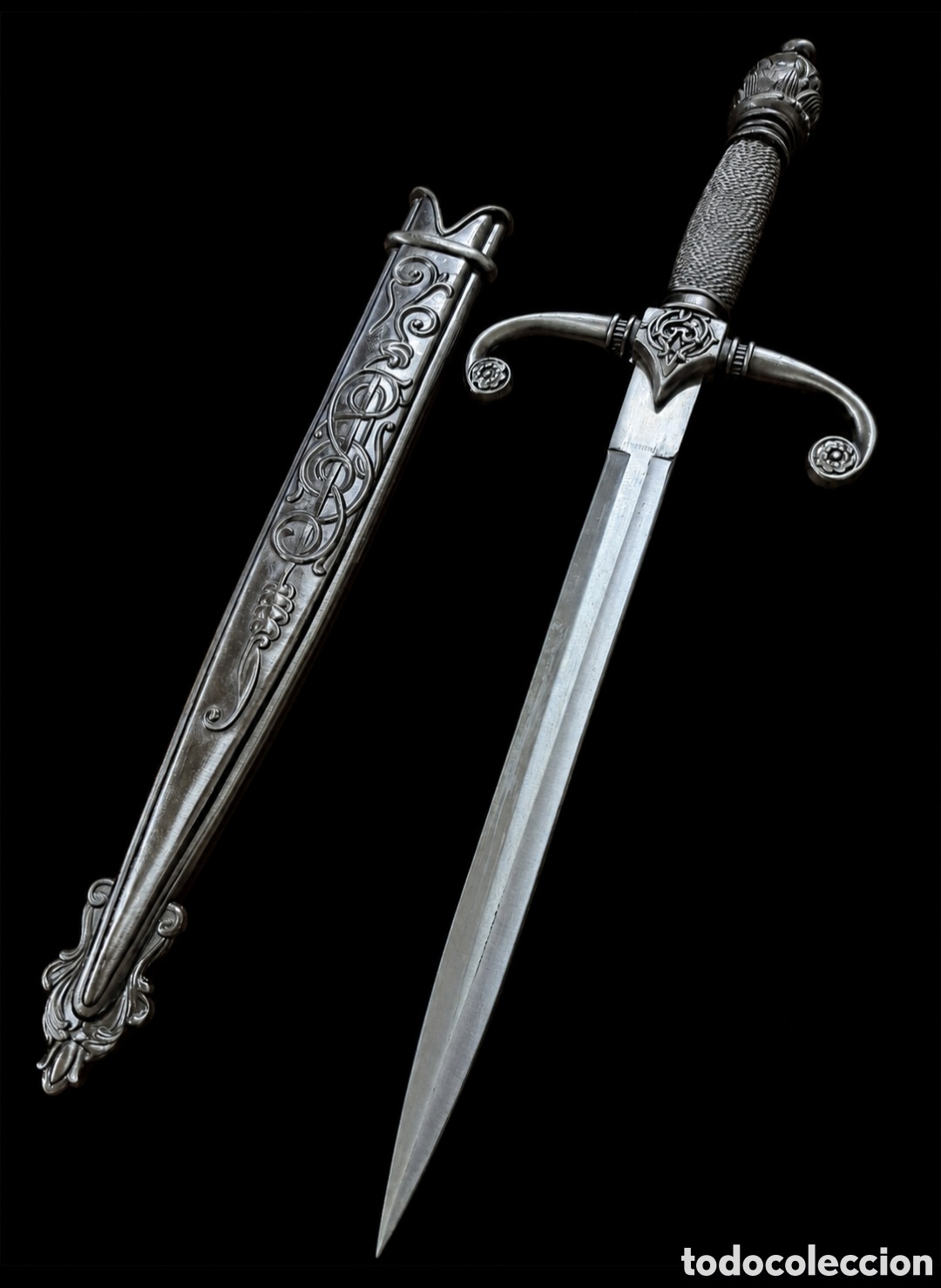 Militaria: Excelente daga de acero inoxidable con su funda muy decorada mide 44,5 cms