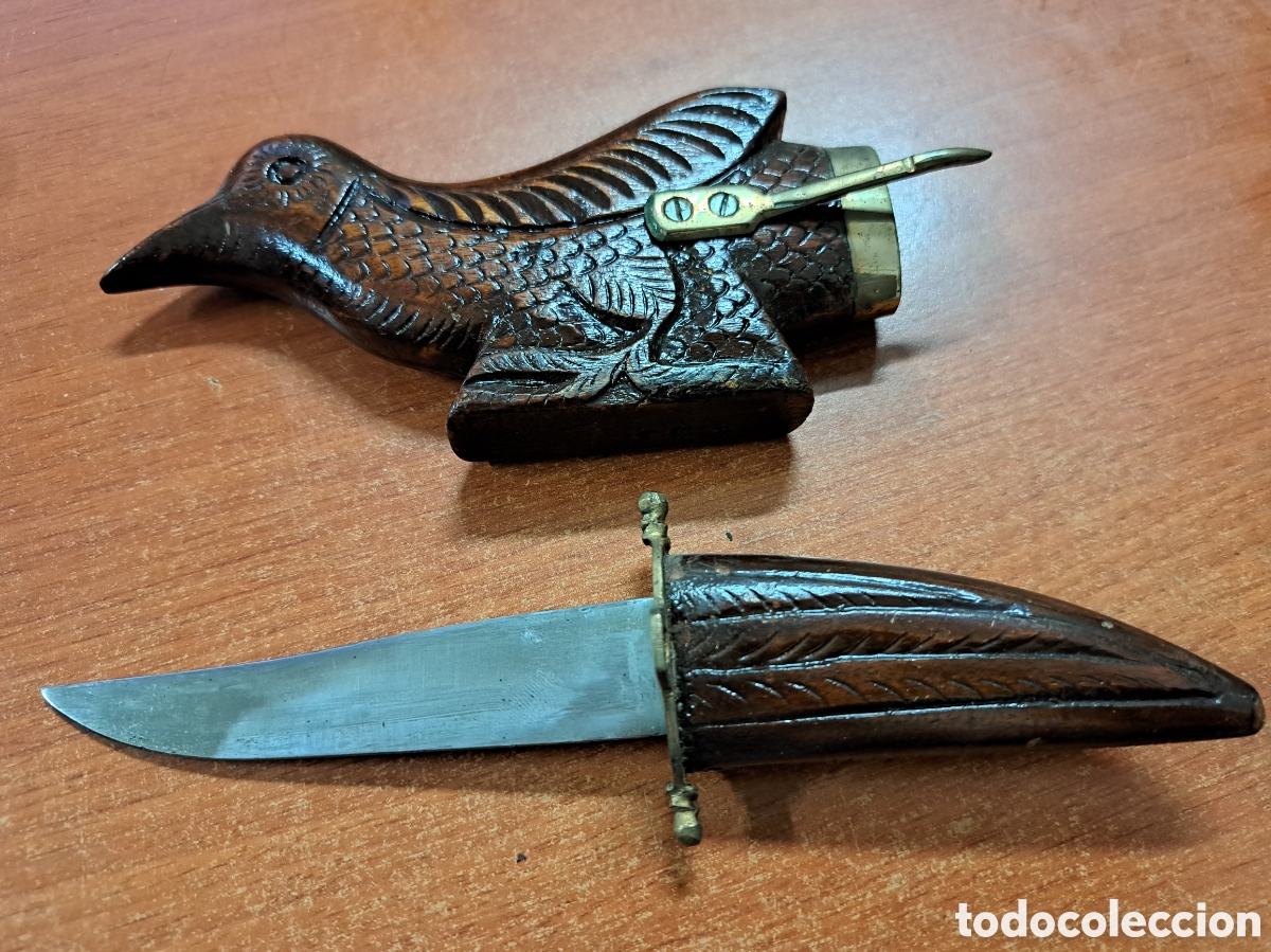 Militaria: Cuchillo de acero con su funda original completamente tallada en forma de p&aacute;jaro a&ntilde;os 50 filipinas