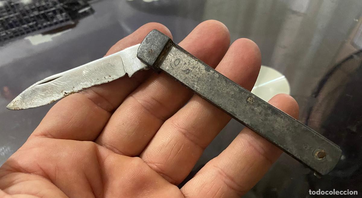 Militaria: Peque&ntilde;a navaja met&aacute;lica 17 cm. Le faltan las cachas y hay que afilarla, cierra bien. Para restaurar.