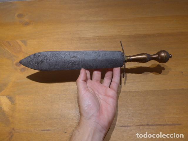 Militaria: Antiguo cuchillo o machete del siglo XIX a identificar, con marcaje en hoja.
