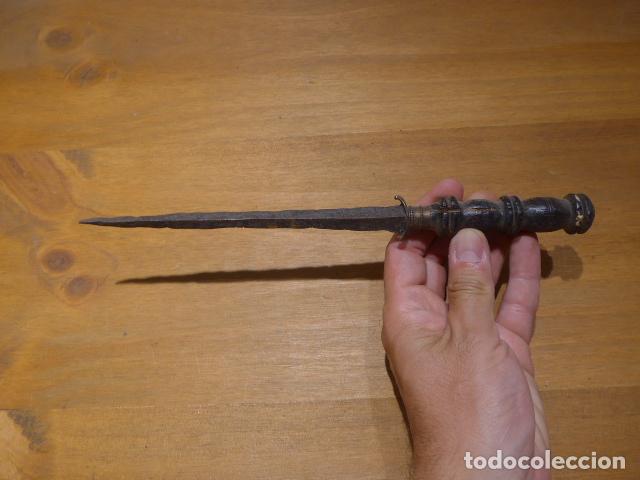 Militaria: Antiguo cuchillo espa&ntilde;ol original del siglo XVIII - XIX, con hoja triangular.