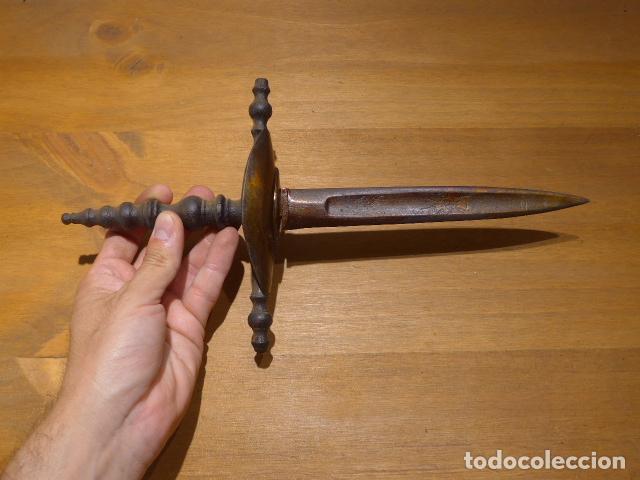 Militaria: Antiguo cuchillo tipo daga de mano izquierda o espada recortada ? hoja trabajada, siglo XIX.