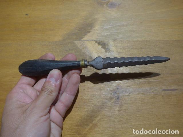 Militaria: Antiguo cuchillo original del siglo XIX a identificar, hoja forma flamigera