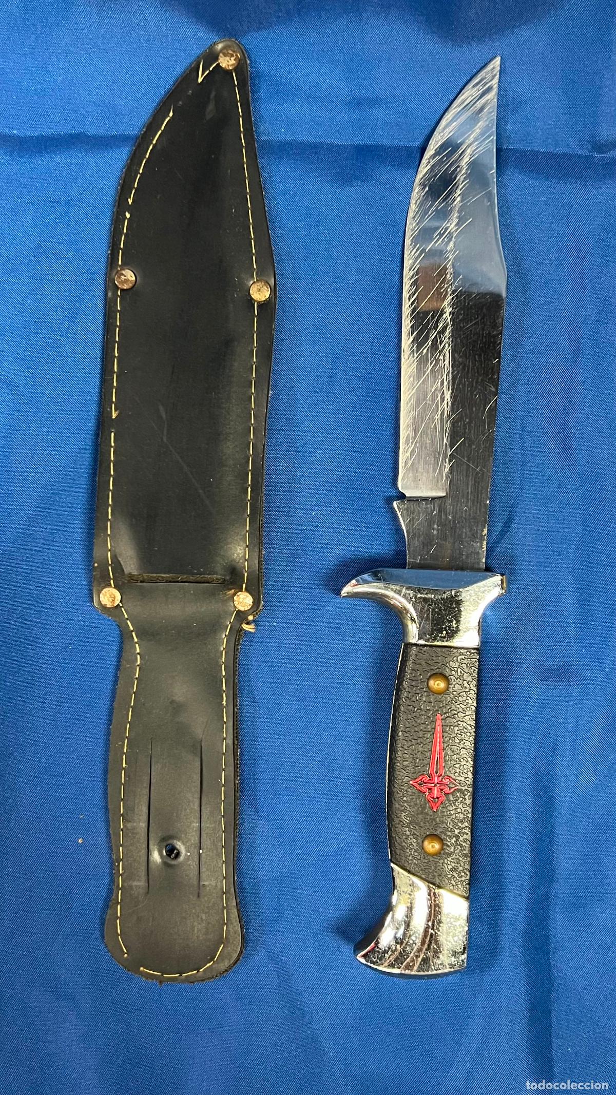 Militaria: cuchillo de 27 cm en su funda con la cruz de santiago