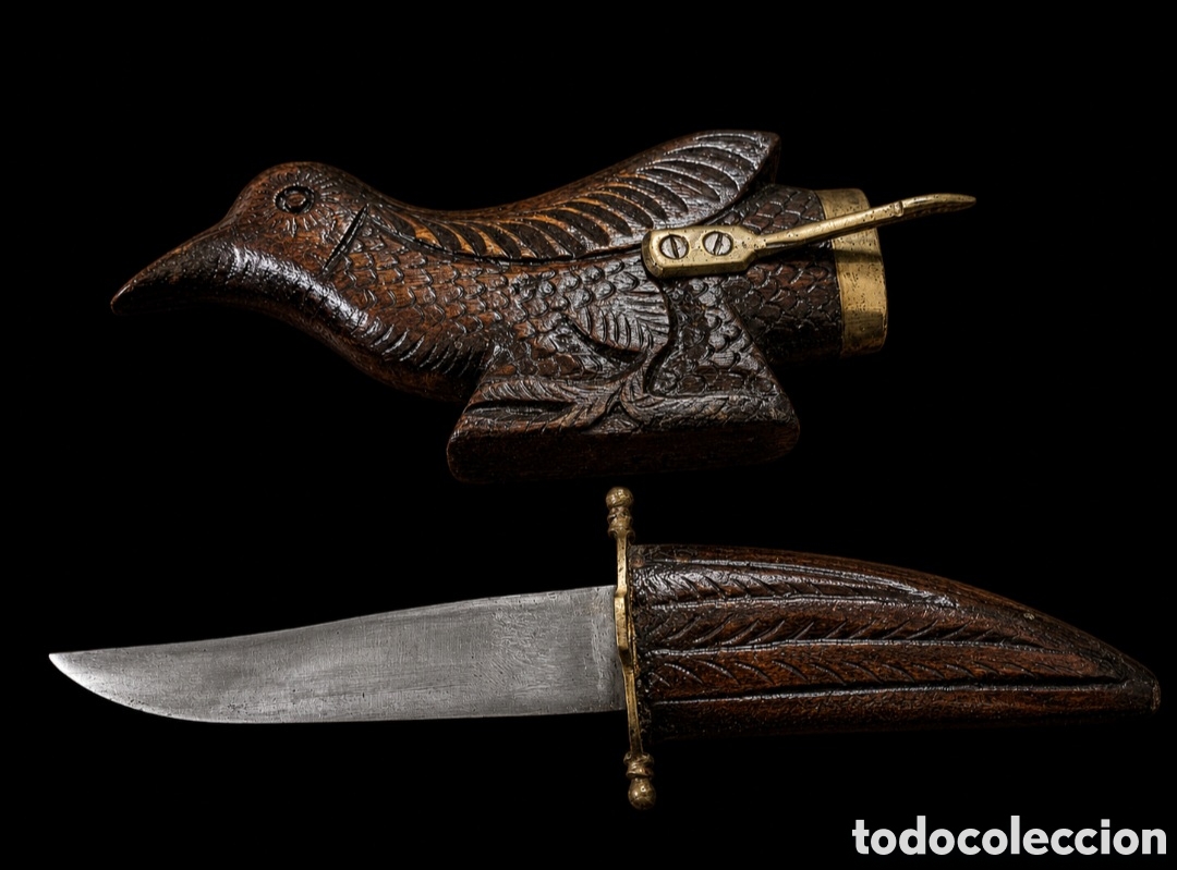 Militaria: Cuchillo de acero con su funda original completamente tallada en forma de p&aacute;jaro a&ntilde;os 50 filipinas