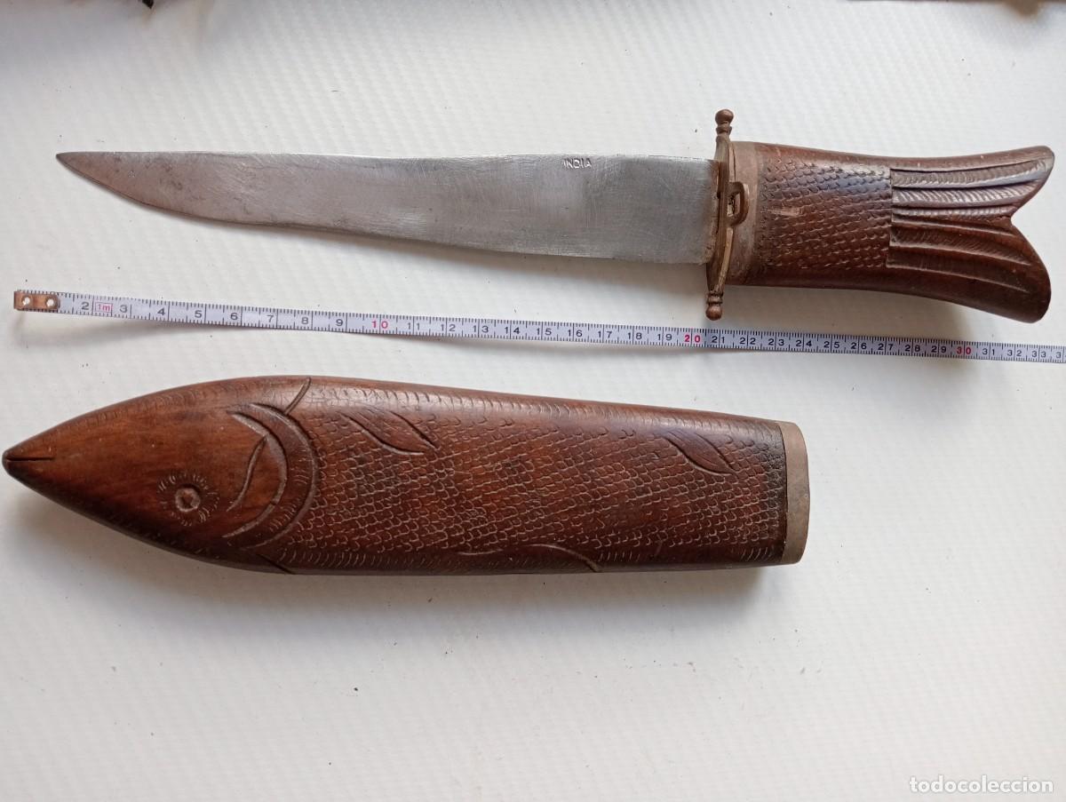 Militaria: CUCHILLO PU&Ntilde;AL FORMA DE PEZ CON FUNDA TALLADA EN MADERA ORIGEN INDIA