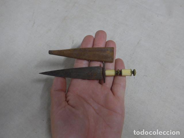 Militaria: Antiguo peque&ntilde;o cuchillo espa&ntilde;ol del siglo XIX con la funda, para dama o prostituta