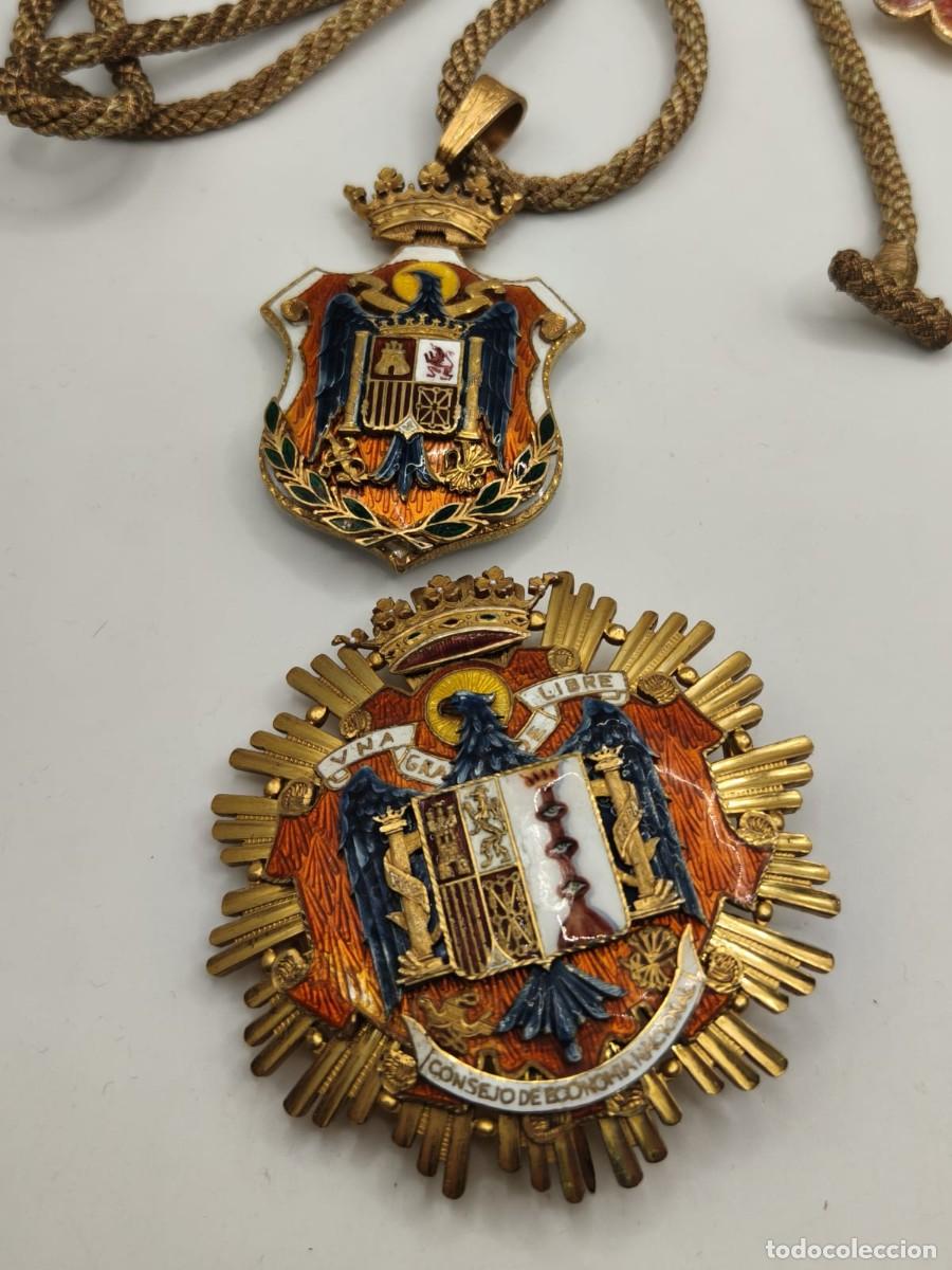 Militaria: Placa y venera de miembros de Consejo de Econom&iacute;a Nacional