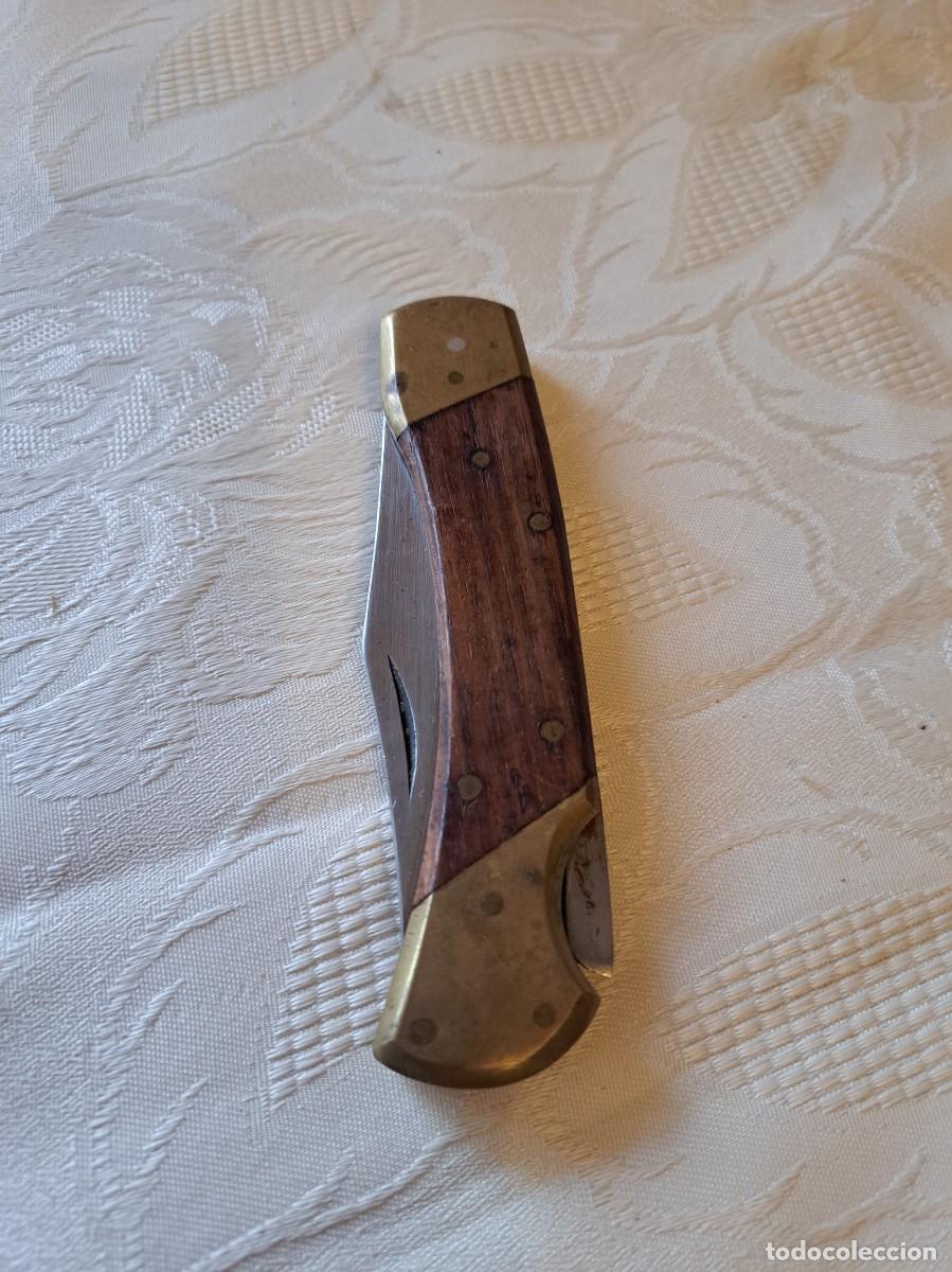 Militaria: Navaja plegable estilo cl&aacute;sico de caza, cachas de madera y bronce.