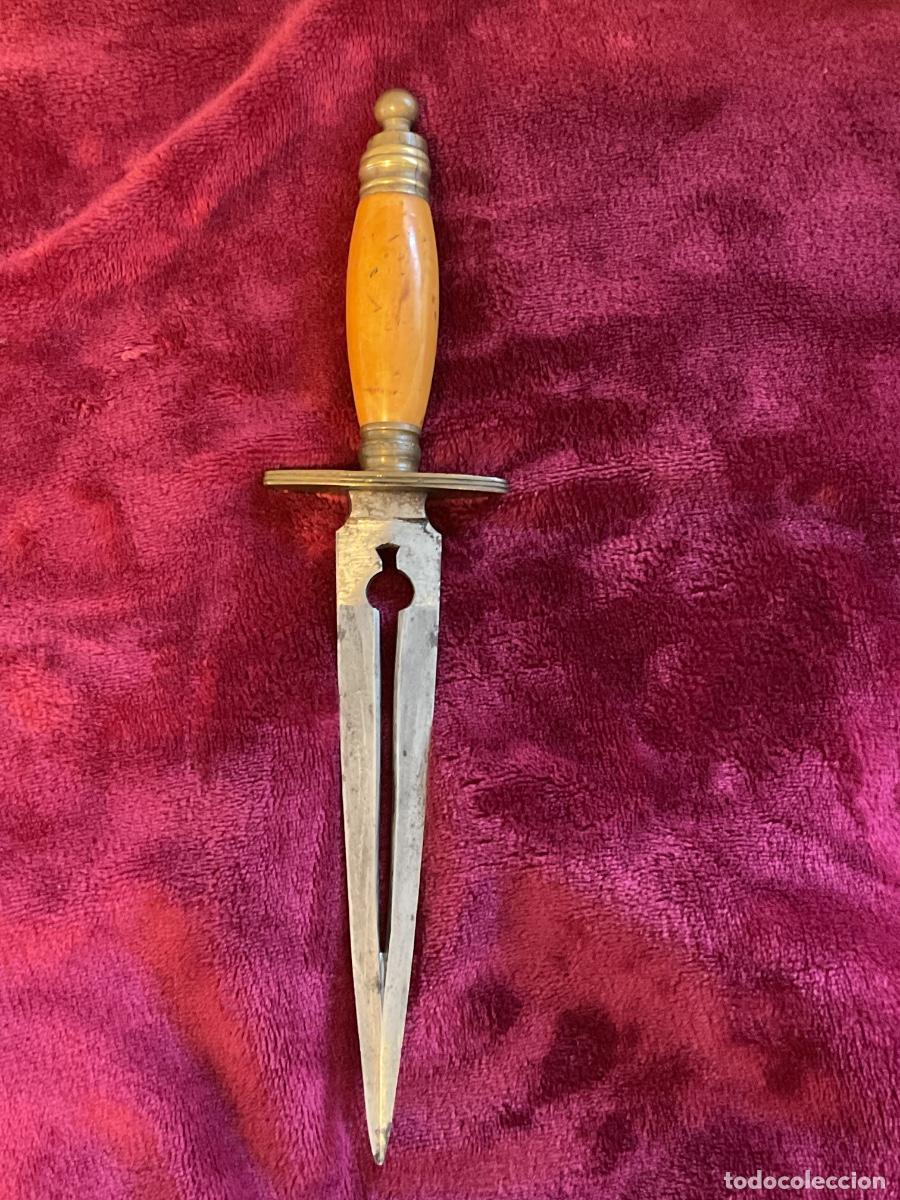 Militaria: Pu&ntilde;al con hoja calada con pu&ntilde;o de madera y bronce 29 cm inscripci&oacute;n en espa&ntilde;ol ilegible