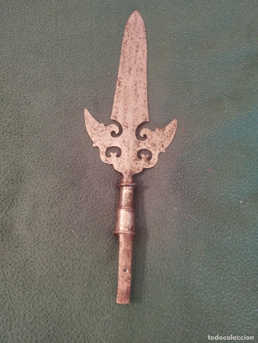 Militaria: Alabarda alemana del siglo XVII.