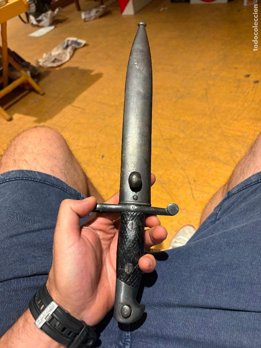 Militaria: Antigua bayoneta con funda marcada