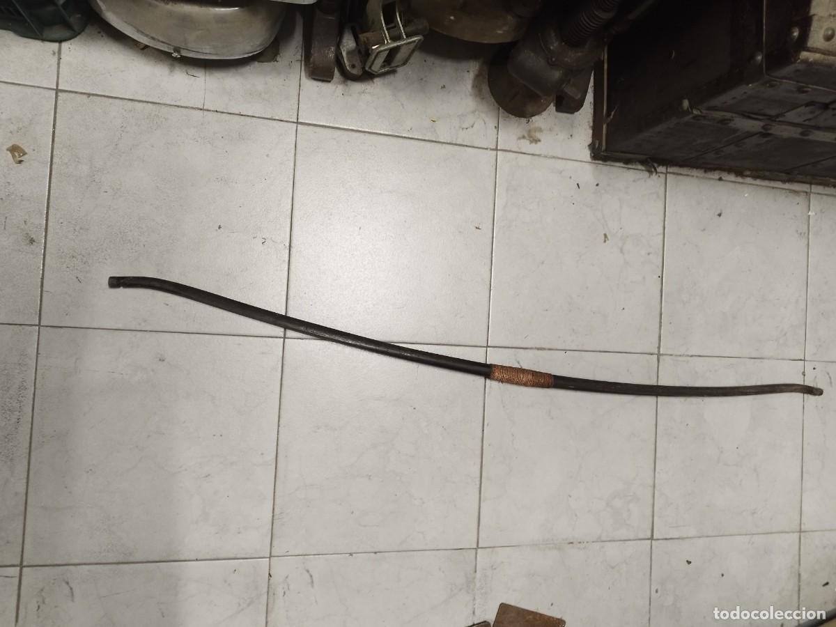 Militaria: Antiguo arco &eacute;tnico de madera, sin flechas ni cuerda. Con marcaje y numeraci&oacute;n a identificar.