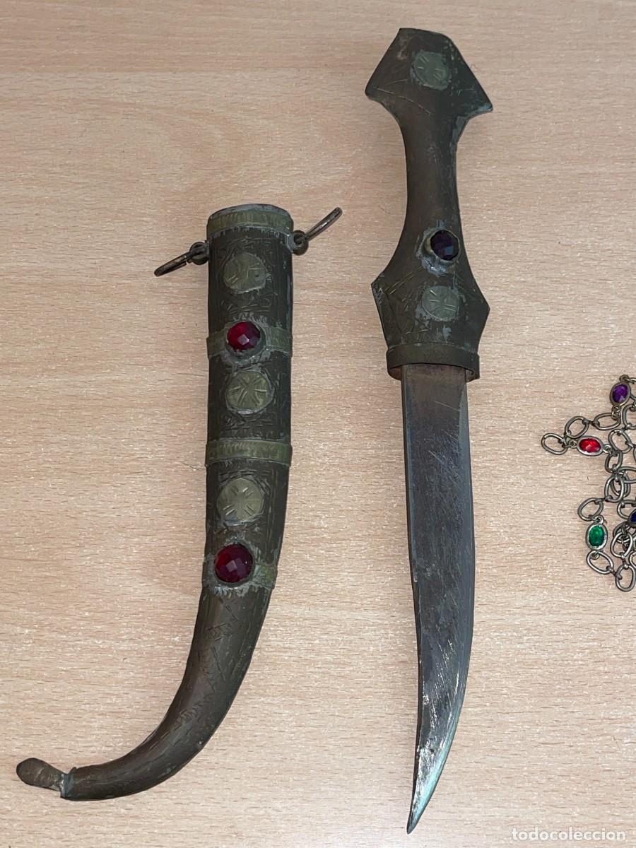 Militaria: Gumia daga antigua africana marroqu&iacute; cuchillo pu&ntilde;al curvo &aacute;rabe bereber met&aacute;lico con funda y cadena