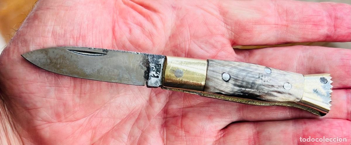Militaria: Navaja artesana con marcajes - Asta y lat&oacute;n
