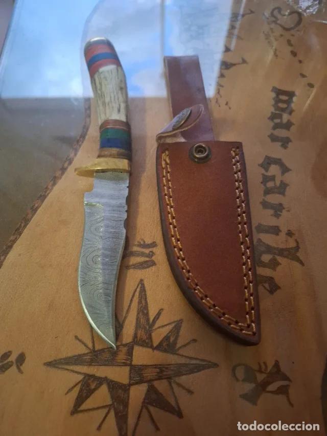 Militaria: Cuchillo de caza artesanal con hoja de acero damasco, mango de asta y funda de cuero
