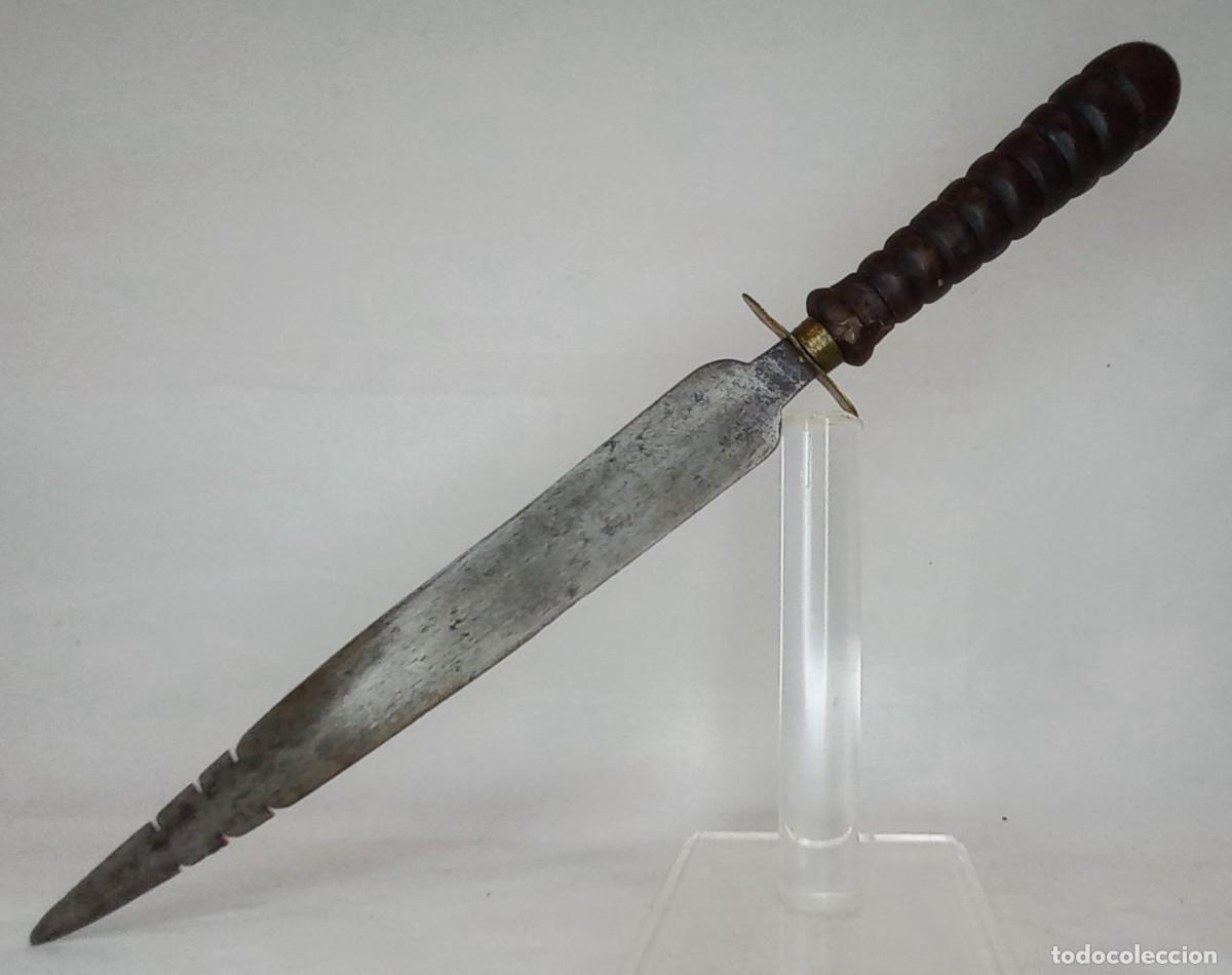 Militaria: CUCHILLO ARTESANAL ESPA&Ntilde;OL DE ALBACETE S. XIX CON HOJA DOBLE FILO Y MANGO DE MADERA TORNEADA