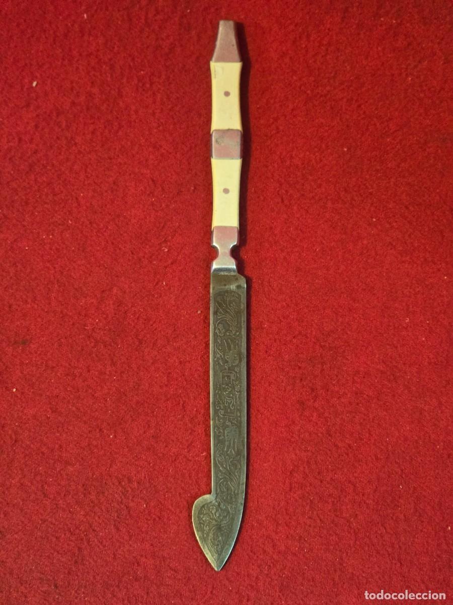 Militaria: Cuchillo abrecartas con grabados motivos de caza.