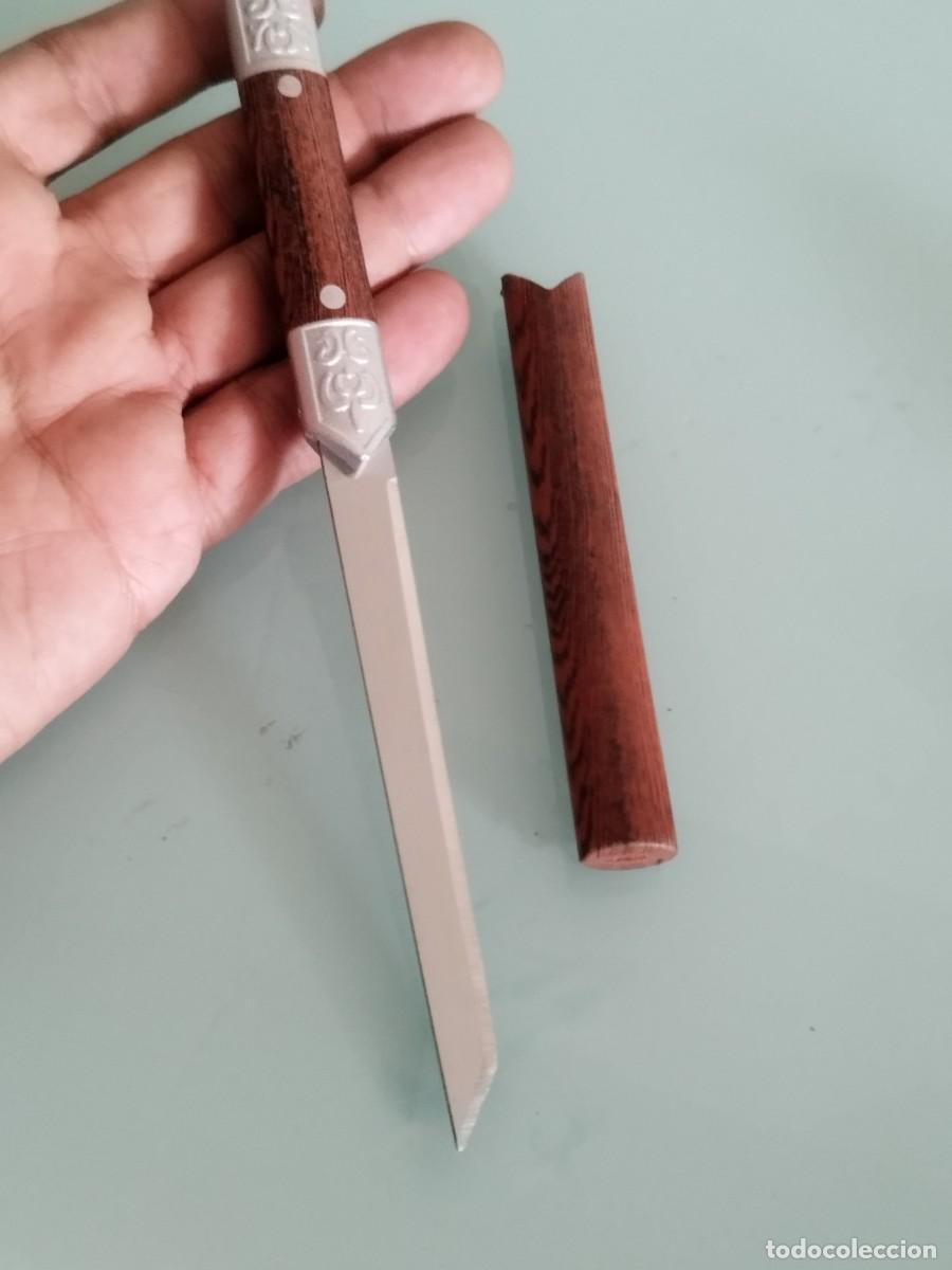 Militaria: Mini cuchillo port&aacute;til con hoja de estilo tanto japon&eacute;s. De pl&aacute;stico.